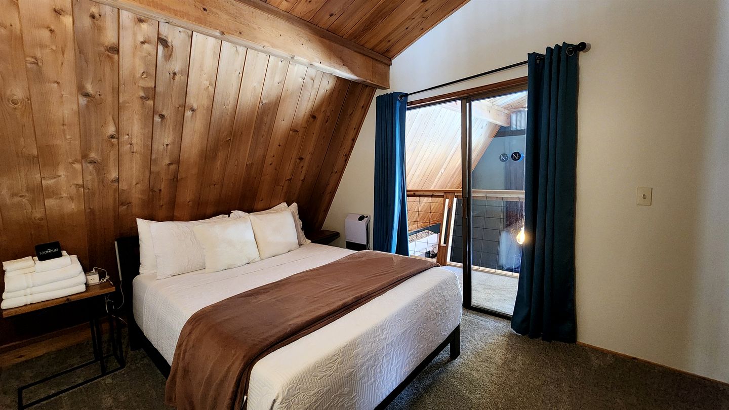 Incredible Secluded Cabin with Barrel Sauna, Fire Pit and Deck for an Unforgettable Getaway in the Finger Lakes in New York