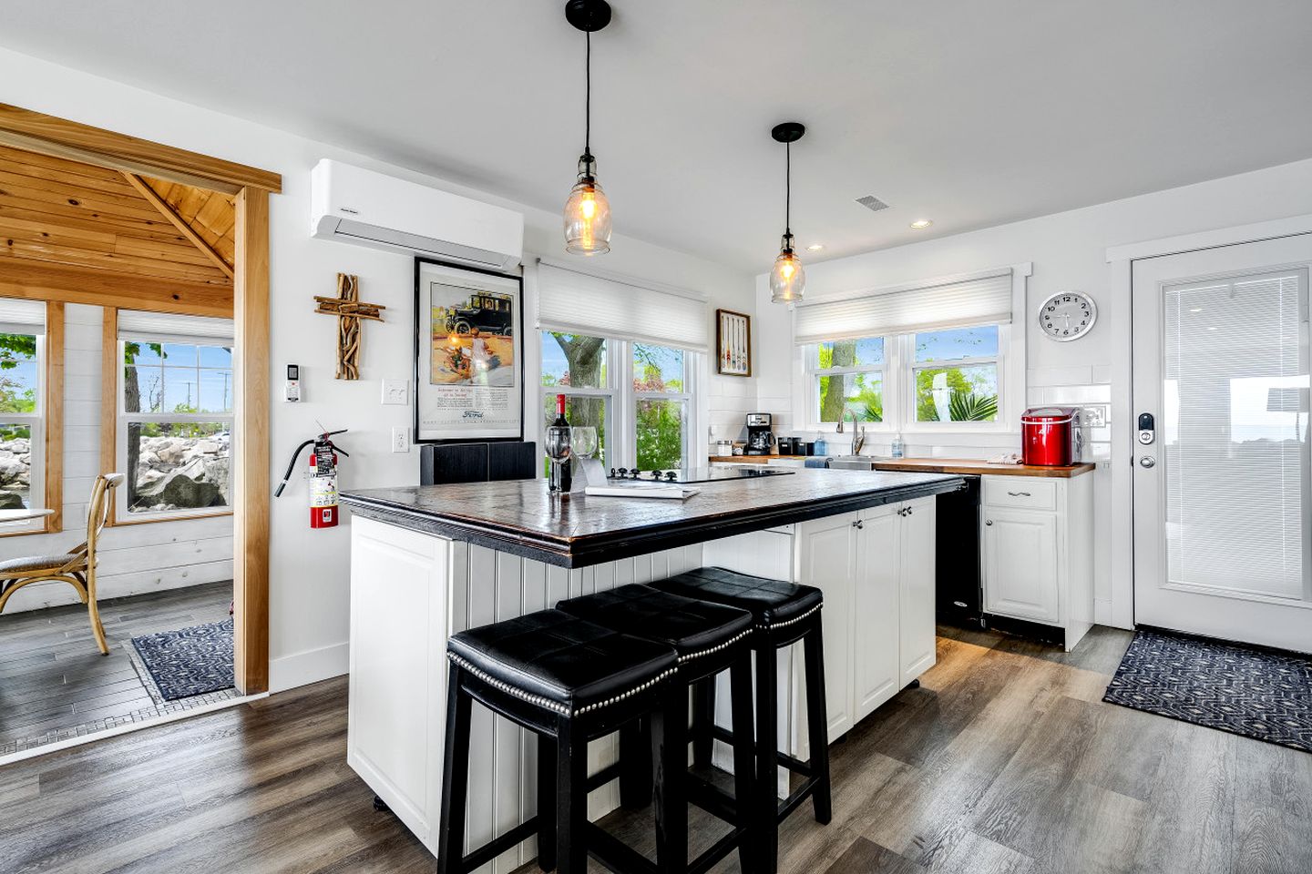 Impressive Waterfront Cottage with Fantastic Views in Leamington, Ontario