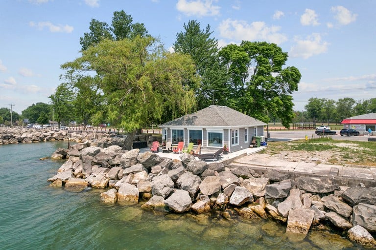 Cottages (Canada, Leamington, Ontario)