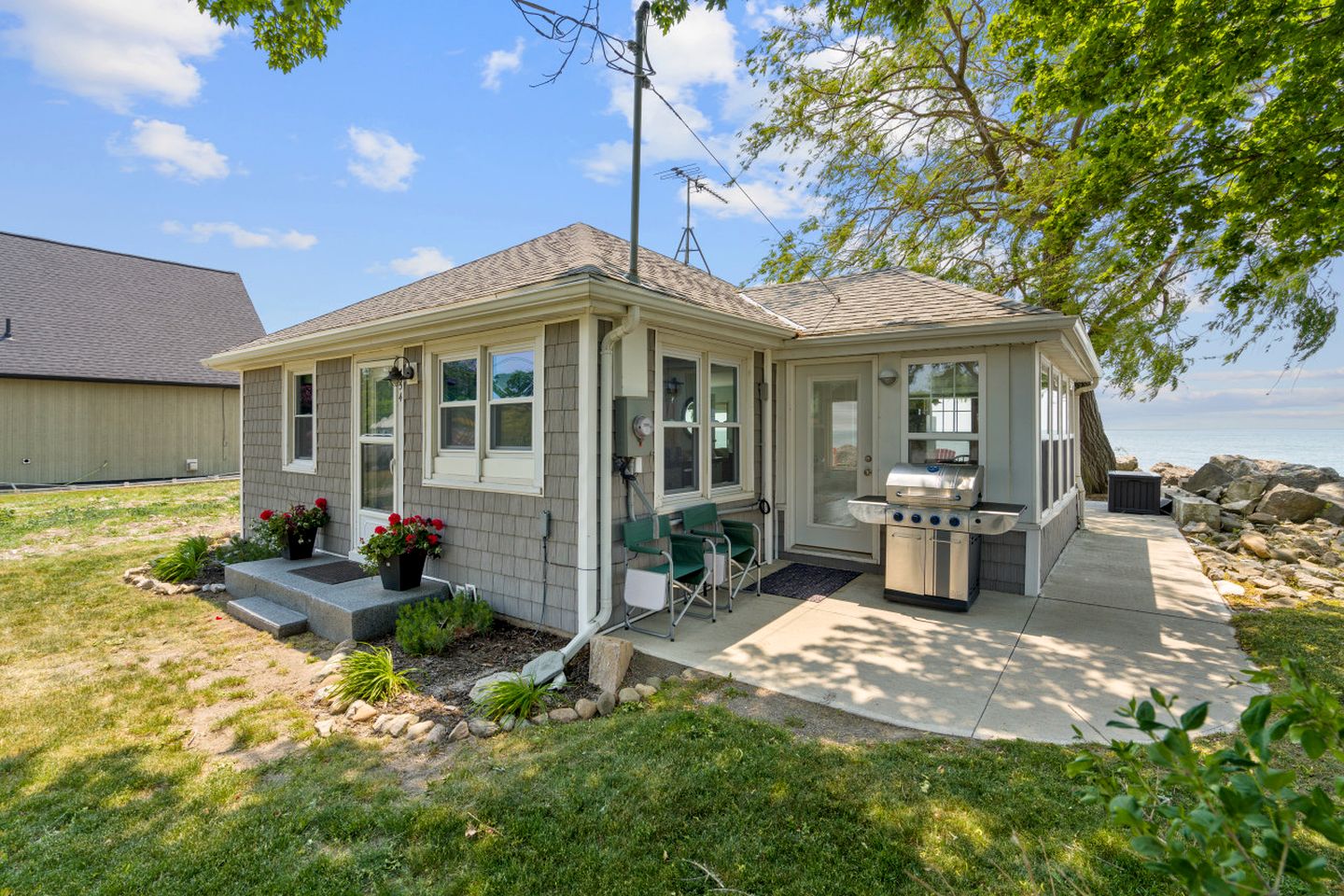 Impressive Waterfront Cottage with Fantastic Views in Leamington, Ontario