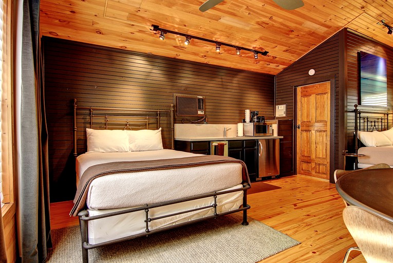 Cabins (New Braunfels, Texas, United States)