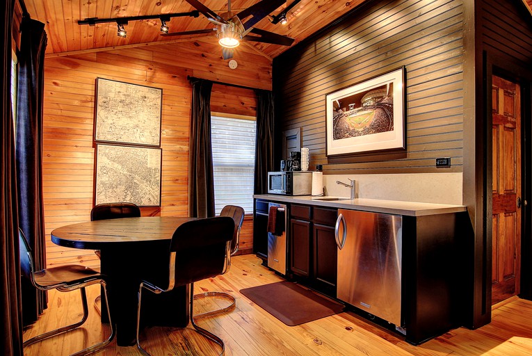 Cabins (New Braunfels, Texas, United States)