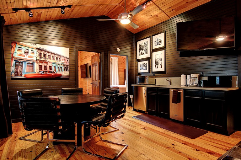 Cabins (New Braunfels, Texas, United States)