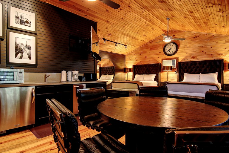 Cabins (New Braunfels, Texas, United States)