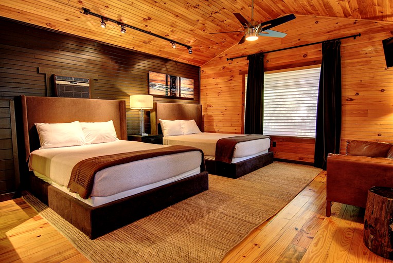 Cabins (New Braunfels, Texas, United States)