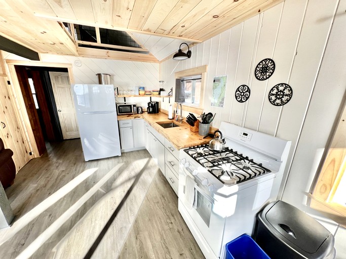 Cabins (United States of America, Burnham, Maine)