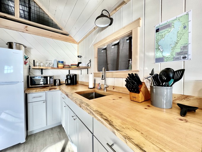 Cabins (United States of America, Burnham, Maine)