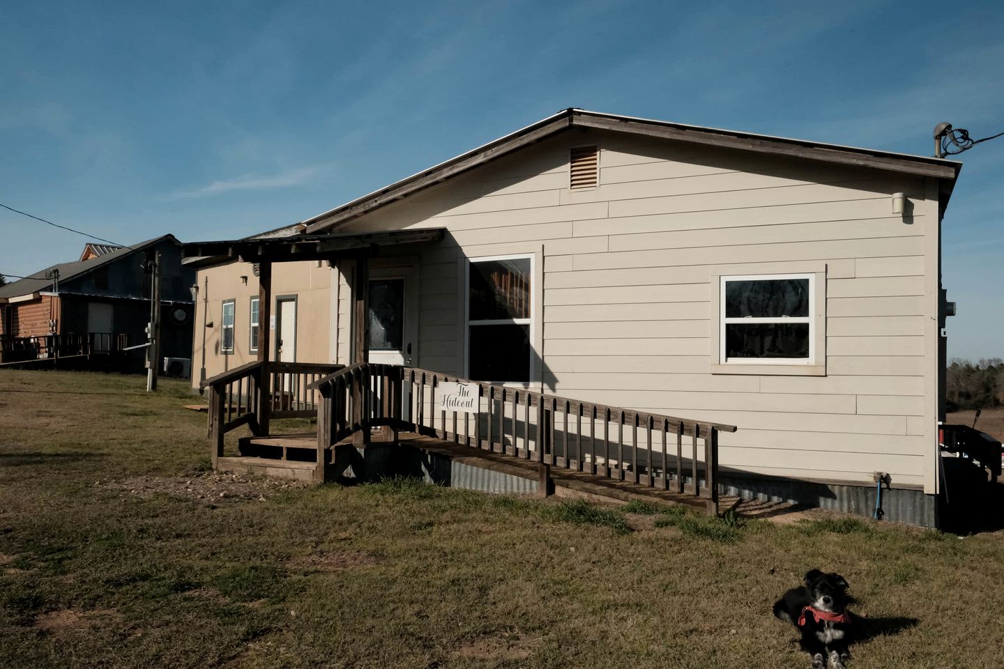 Rustic Romance: Cabin Getaway for a Dreamy Weekend in Nature near Mount Enterprise, Texas