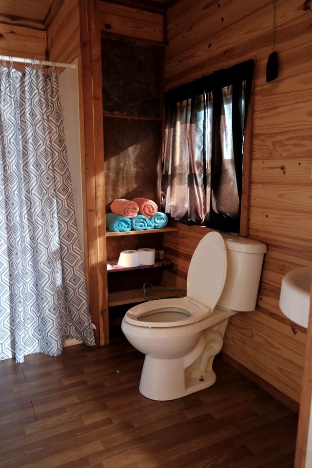 Rustic Romance: Cabin Getaway for a Dreamy Weekend in Nature near Mount Enterprise, Texas