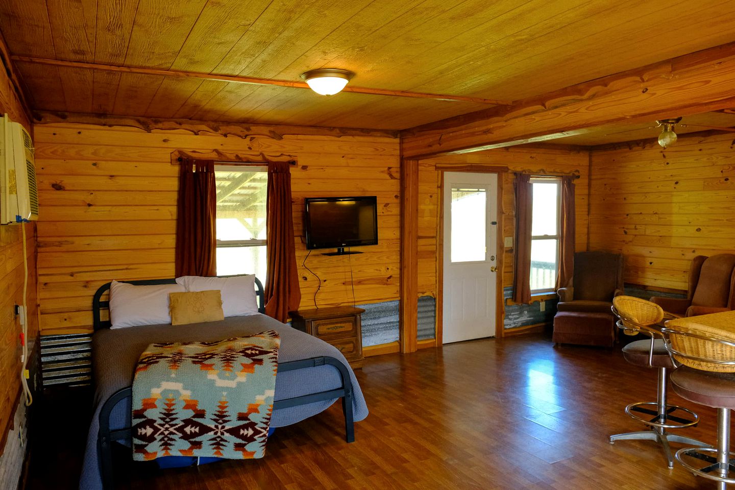 Rustic Romance: Cabin Getaway for a Dreamy Weekend in Nature near Mount Enterprise, Texas