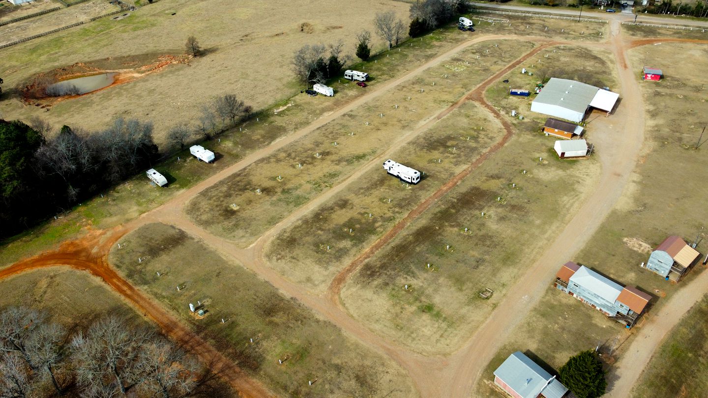 Rustic Romance: Cabin Getaway for a Dreamy Weekend in Nature near Mount Enterprise, Texas