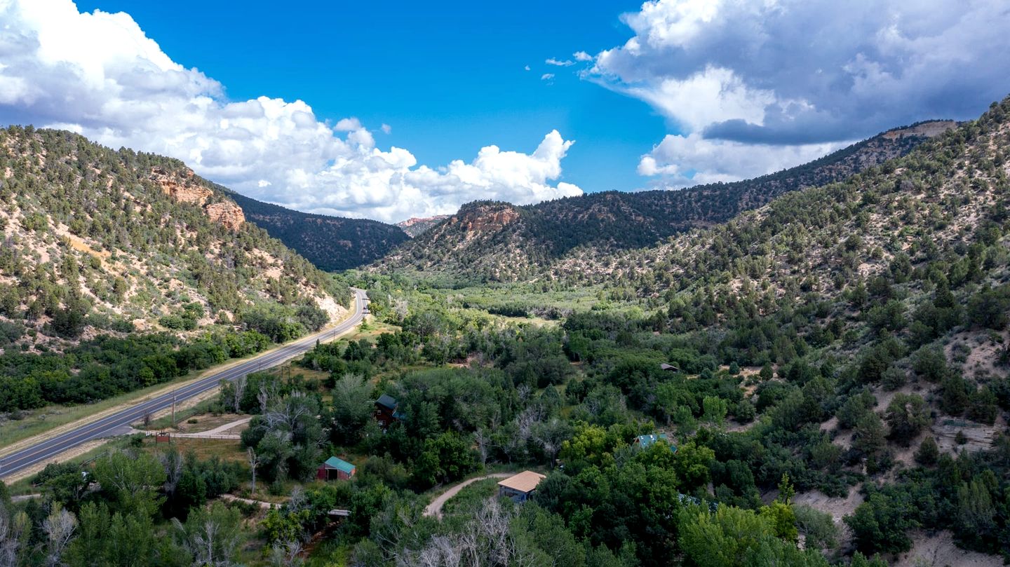 Family Friendly Cabin with BBQ in Glendale, Utah