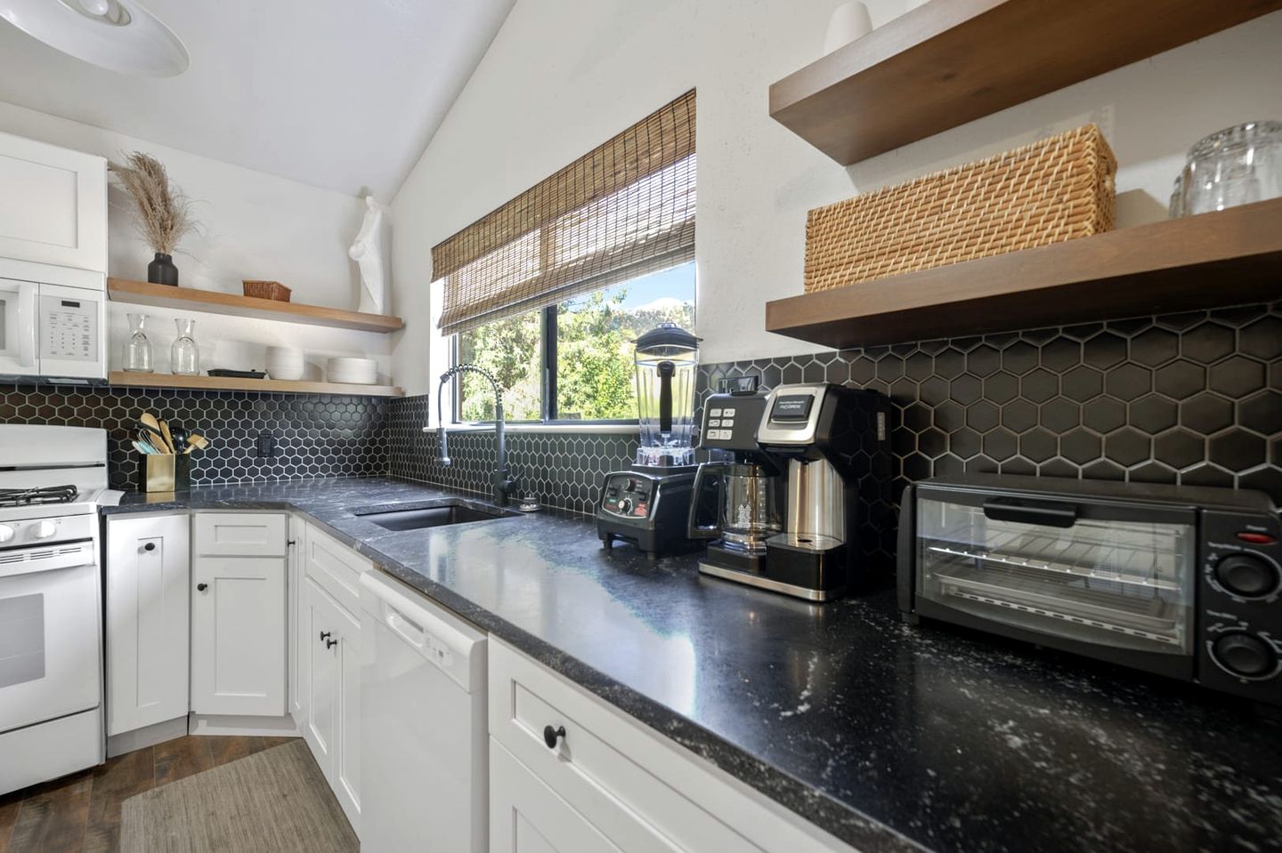 Family Friendly Cabin with BBQ in Glendale, Utah