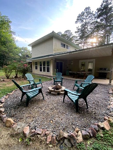 Charming Group Cottage with Amazing Equipped Backyard in Arkansas