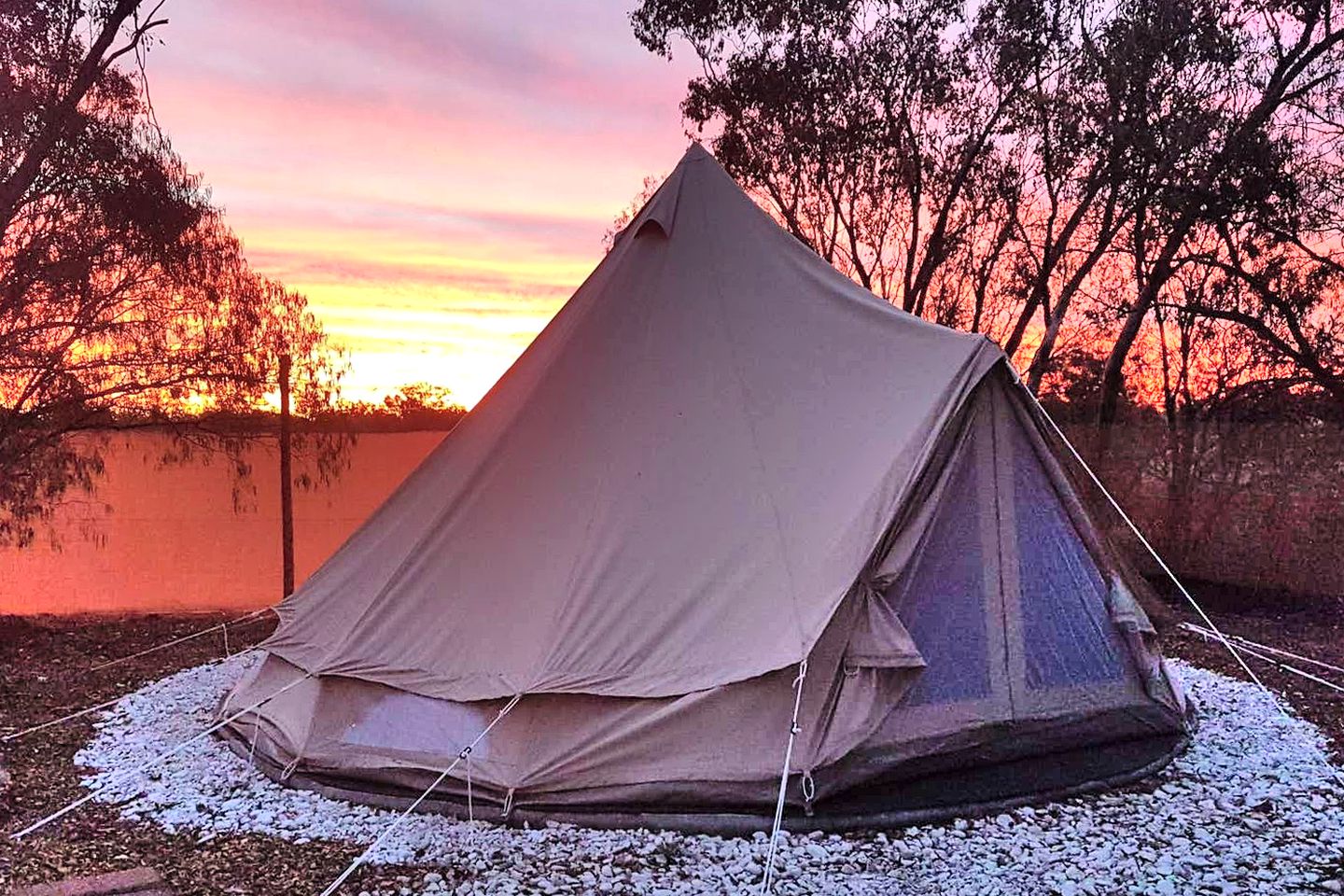 Charming Outback Tent in Lightning Ridge Ideal for Romantic Getaways, NSW