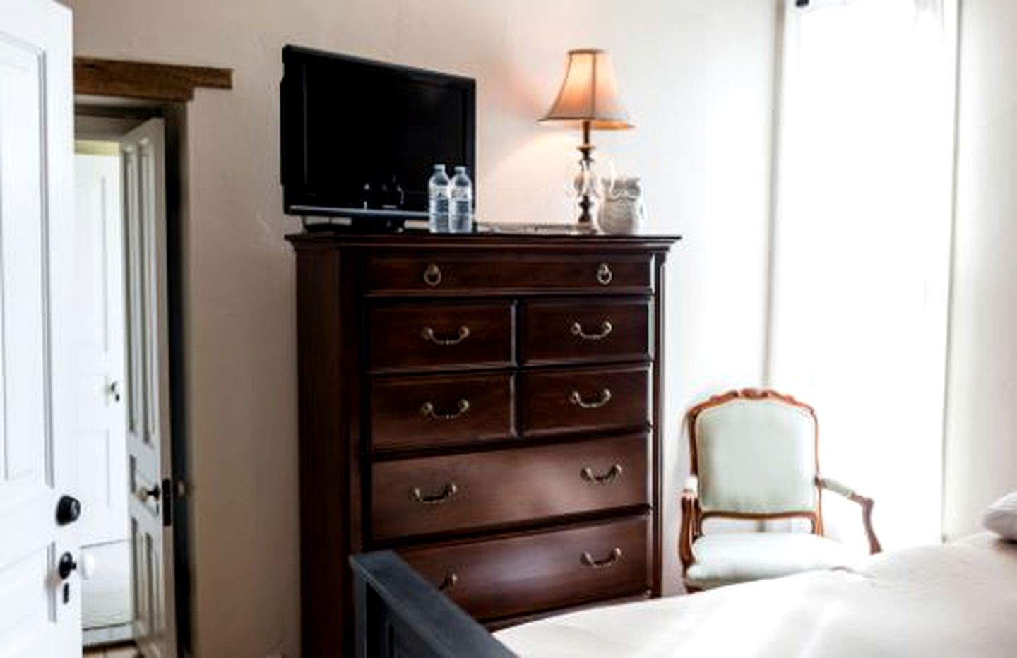 Romantic Bed and Breakfast Getaway with Pool in Essex County, Ontario