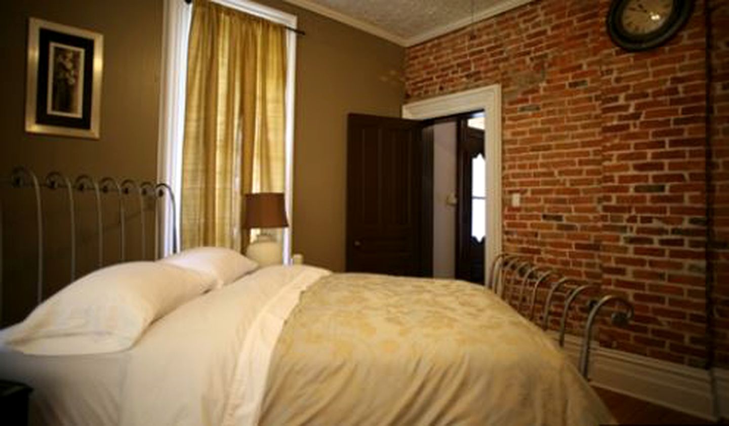 Elegant Couples Getaway in Bed and Breakfast near Lake Sinclair, Southern Ontario