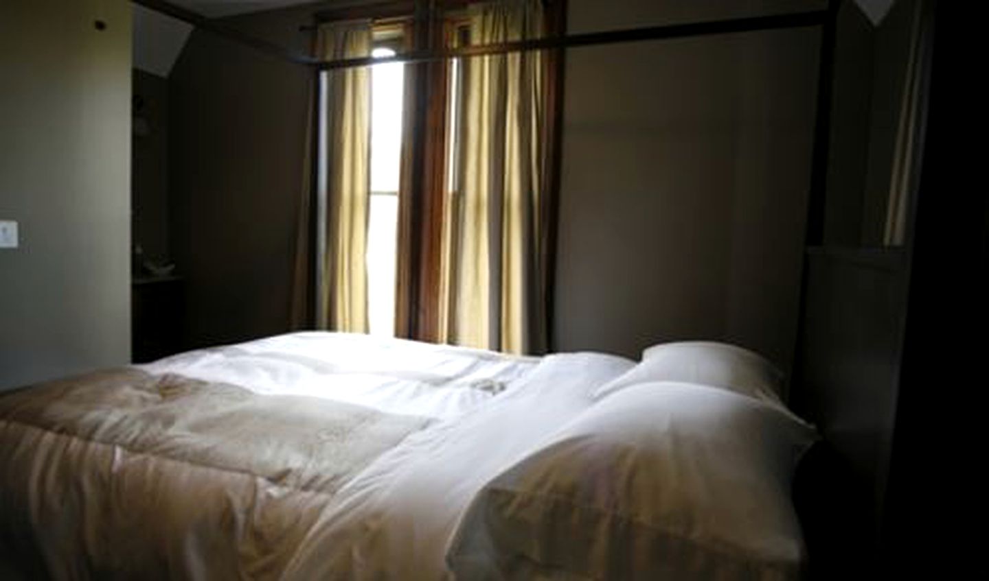 Romantic Getaway for Two with Hot Tub near Lakeshore, Ontario