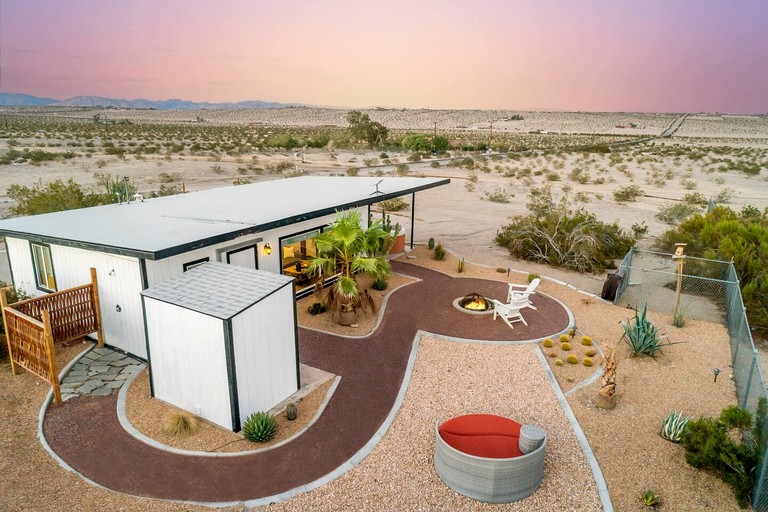 Quiet Rustic-Modern Chalet Near Joshua Tree National Park in Twentynine Palms, California
