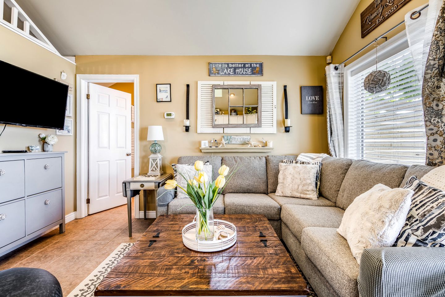 Breathtaking Beachfront Cottage with Nice Sights in Leamington, Ontario