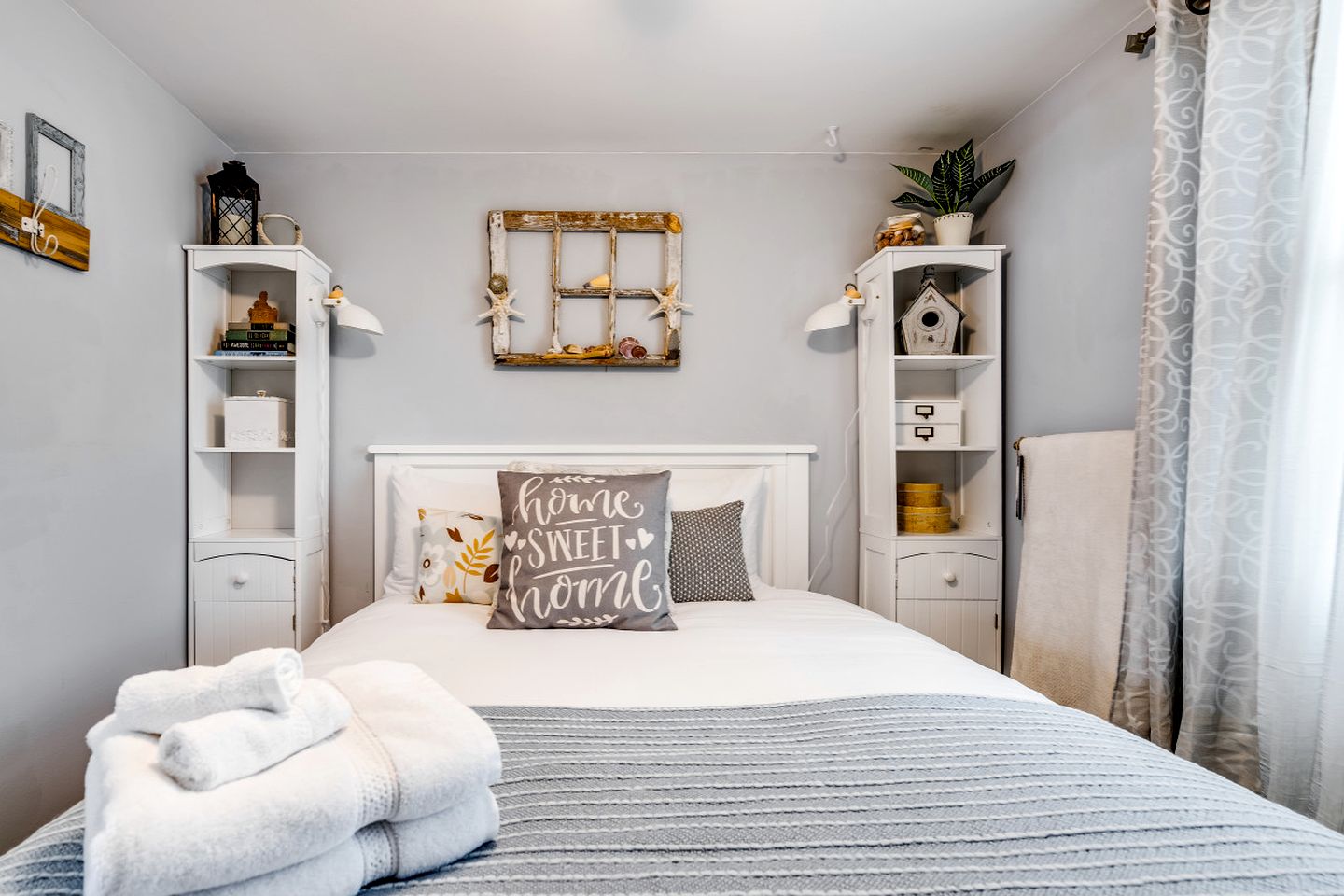 Breathtaking Beachfront Cottage with Nice Sights in Leamington, Ontario