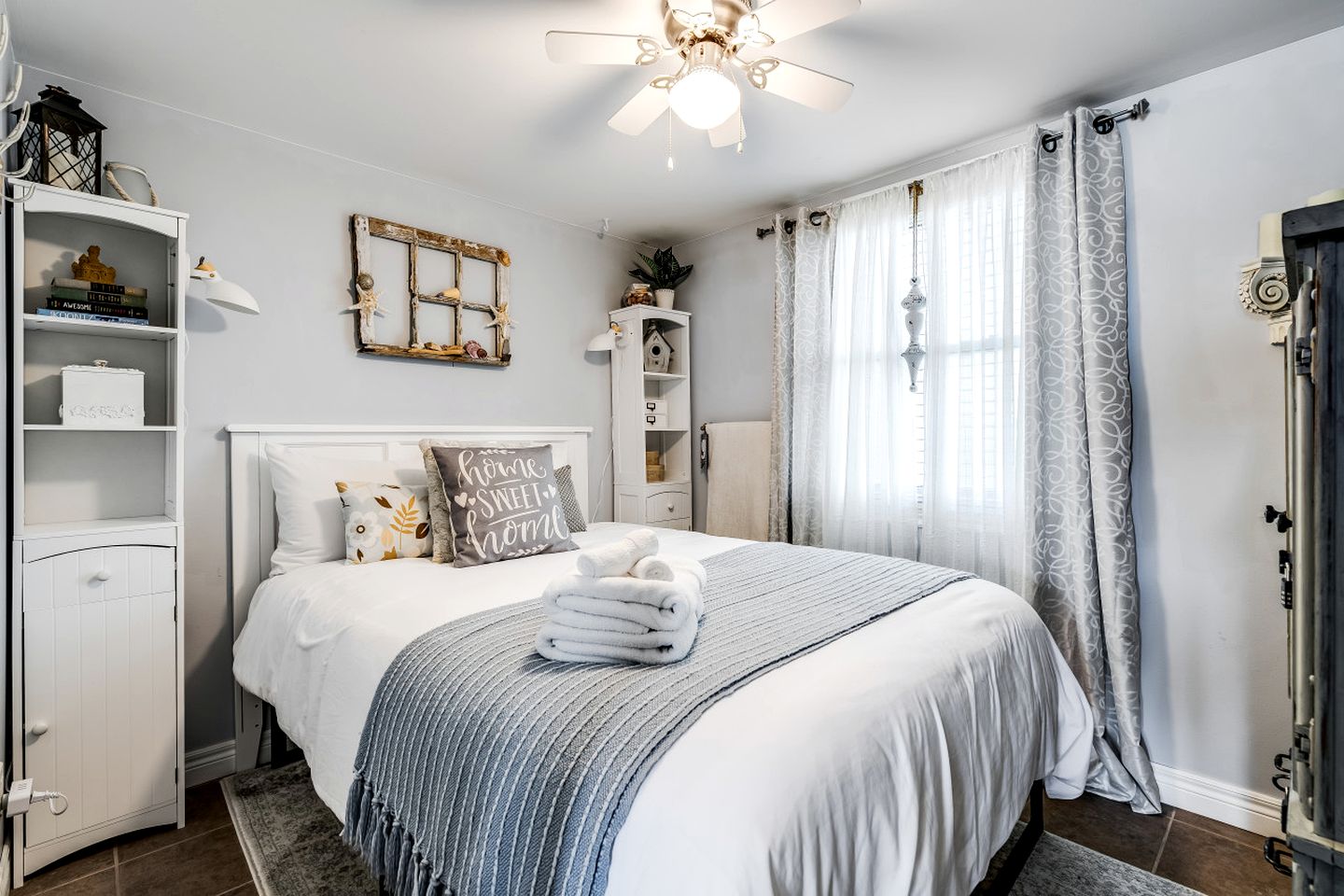 Breathtaking Beachfront Cottage with Nice Sights in Leamington, Ontario