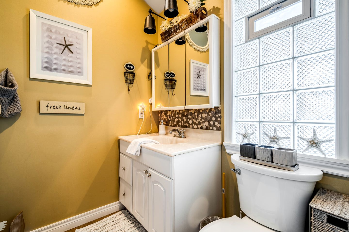Breathtaking Beachfront Cottage with Nice Sights in Leamington, Ontario