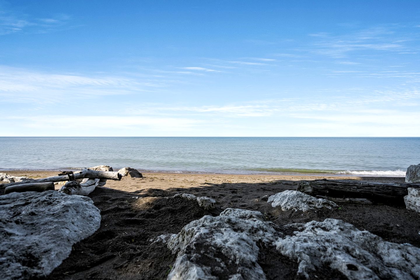 Breathtaking Beachfront Cottage with Nice Sights in Leamington, Ontario