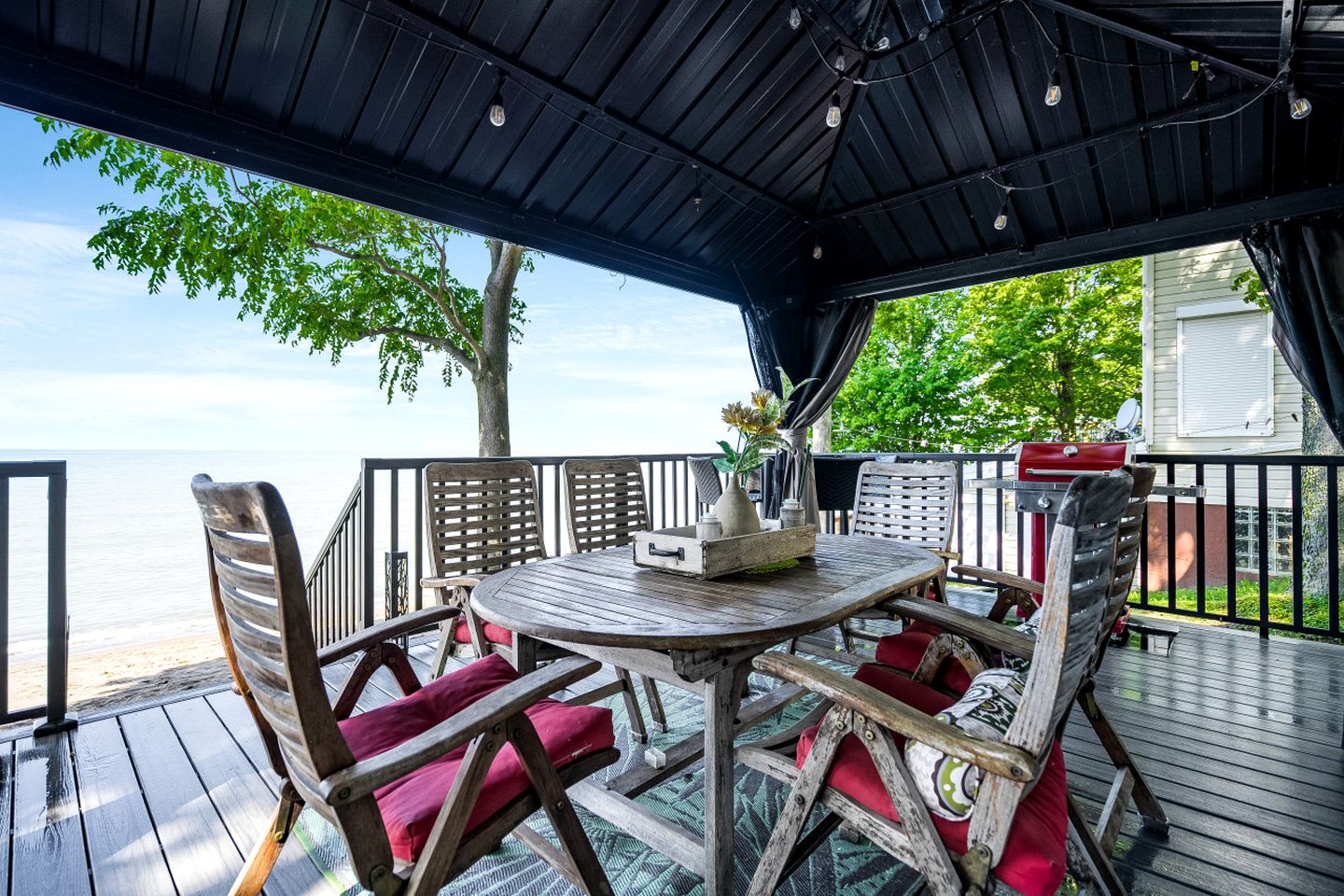 Breathtaking Beachfront Cottage with Nice Sights in Leamington, Ontario