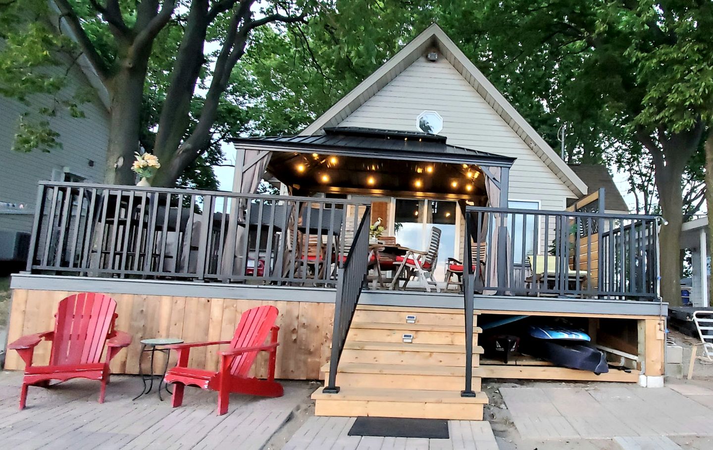 Breathtaking Beachfront Cottage with Nice Sights in Leamington, Ontario