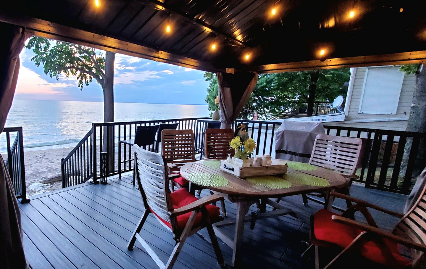 Breathtaking Beachfront Cottage with Nice Sights in Leamington, Ontario