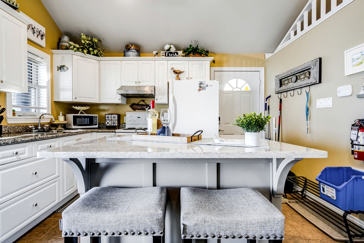 Breathtaking Beachfront Cottage with Nice Sights in Leamington, Ontario