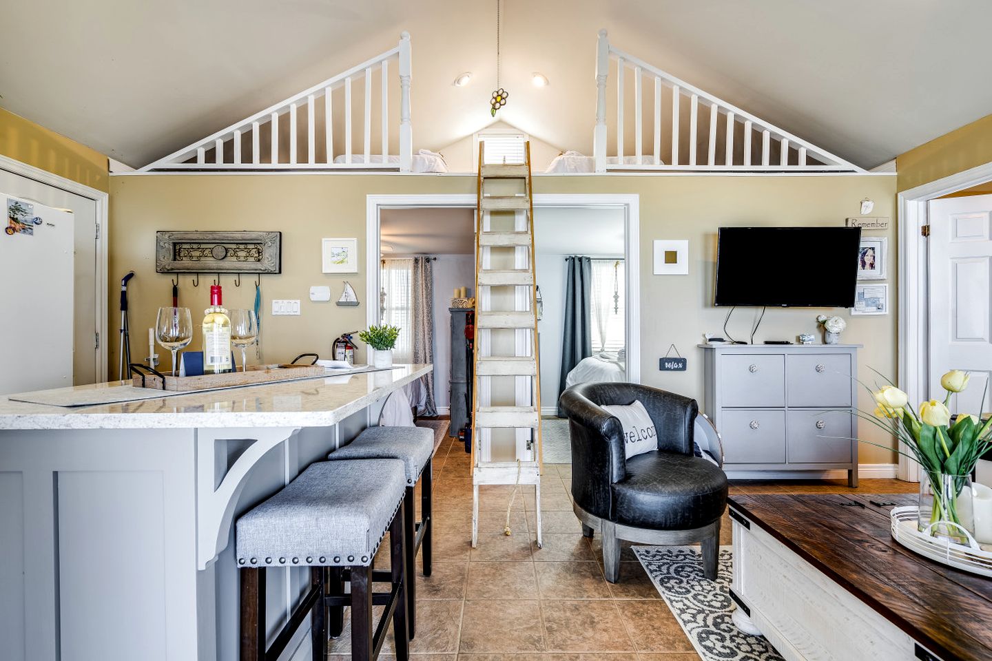 Breathtaking Beachfront Cottage with Nice Sights in Leamington, Ontario
