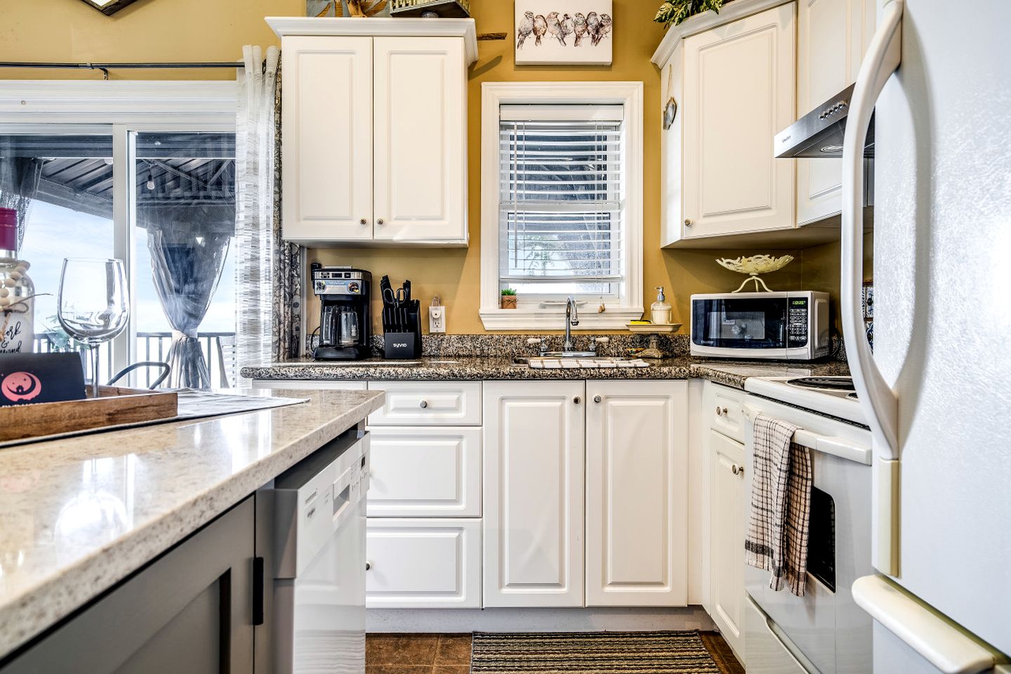 Breathtaking Beachfront Cottage with Nice Sights in Leamington, Ontario