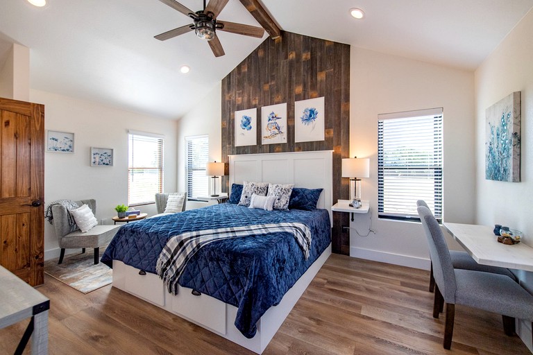 Cabins (United States of America, Elm Mott, Texas)