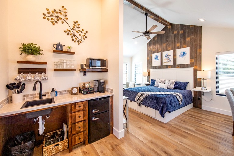 Cabins (United States of America, Elm Mott, Texas)