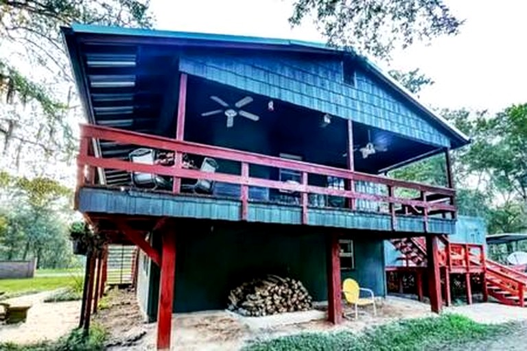 Lakefront Family Cabin with Jacuzzi, Fire Pit and Yard in Texas