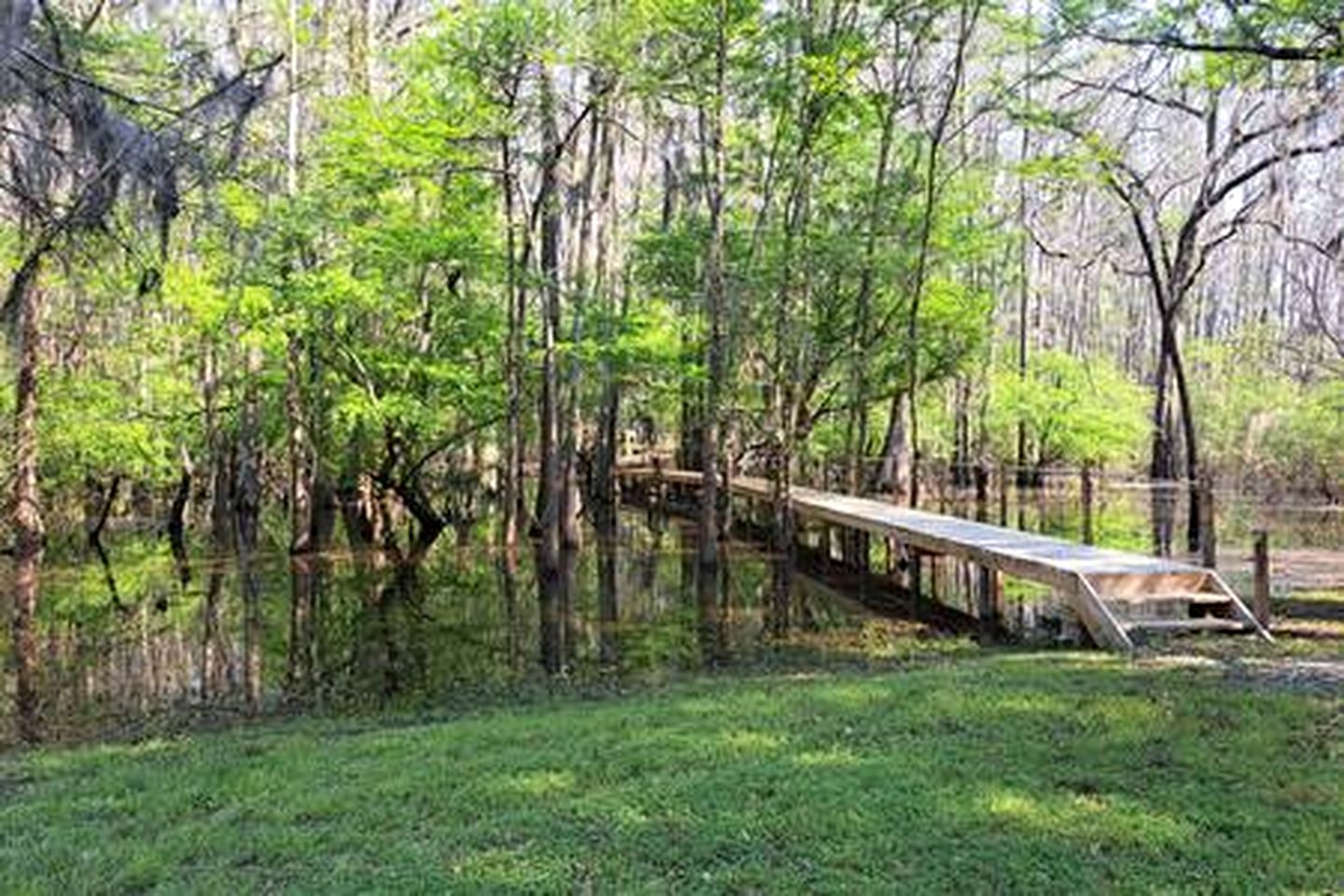 Lakefront Family Cabin with Jacuzzi, Fire Pit and Yard in Texas