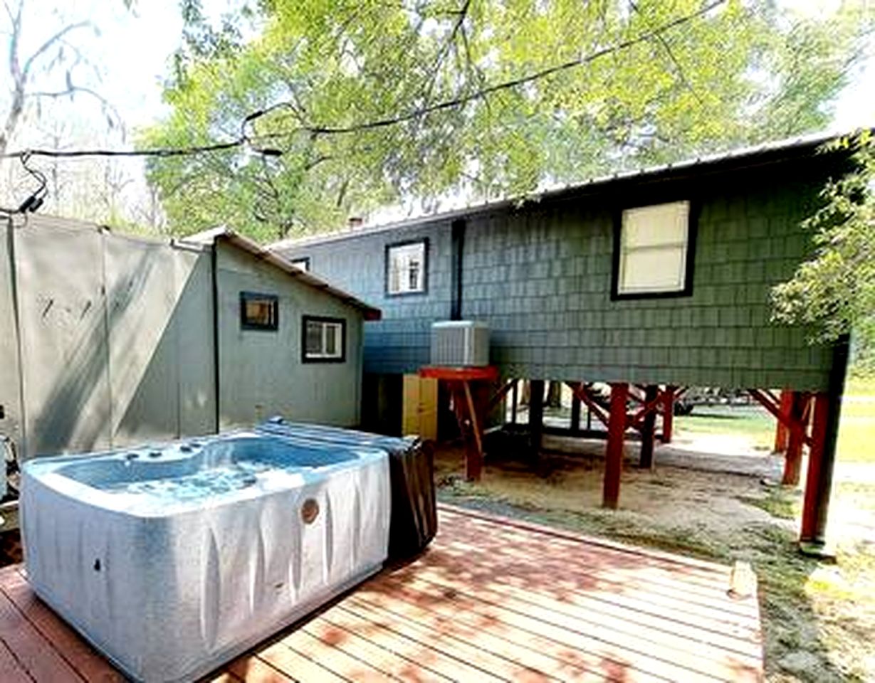 Lakefront Family Cabin with Jacuzzi, Fire Pit and Yard in Texas