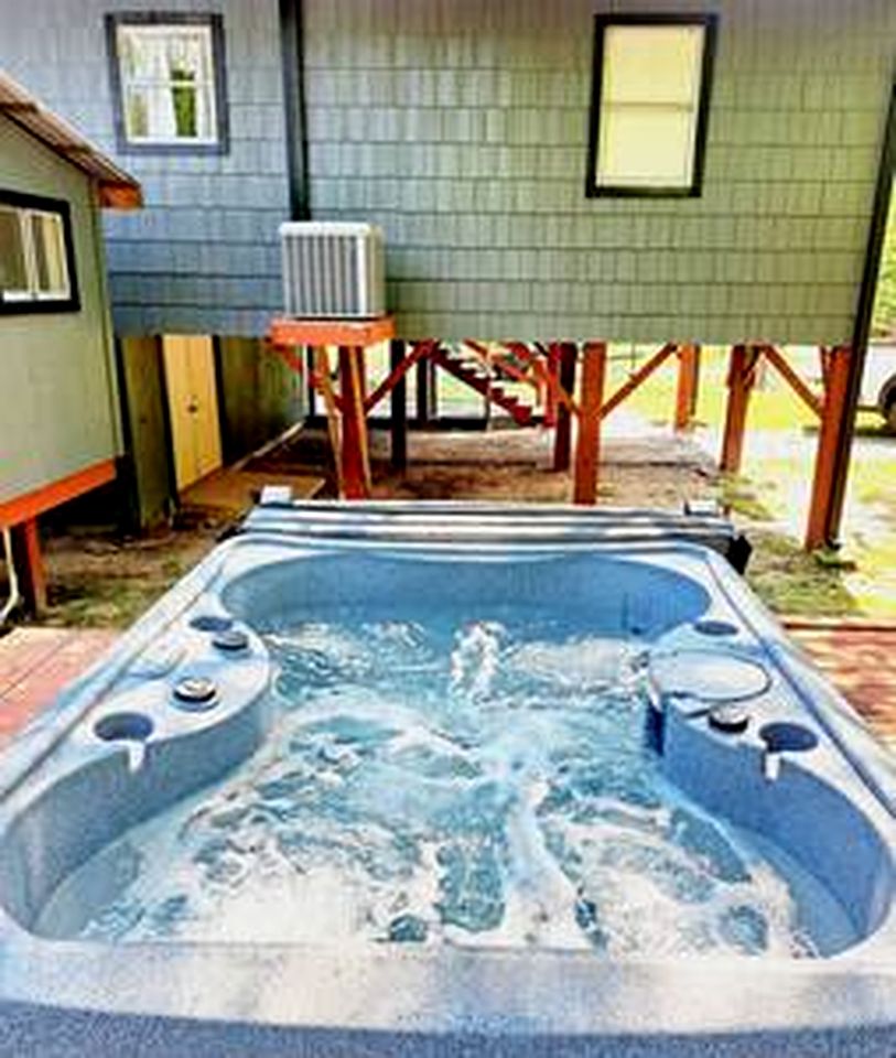 Lakefront Family Cabin with Jacuzzi, Fire Pit and Yard in Texas