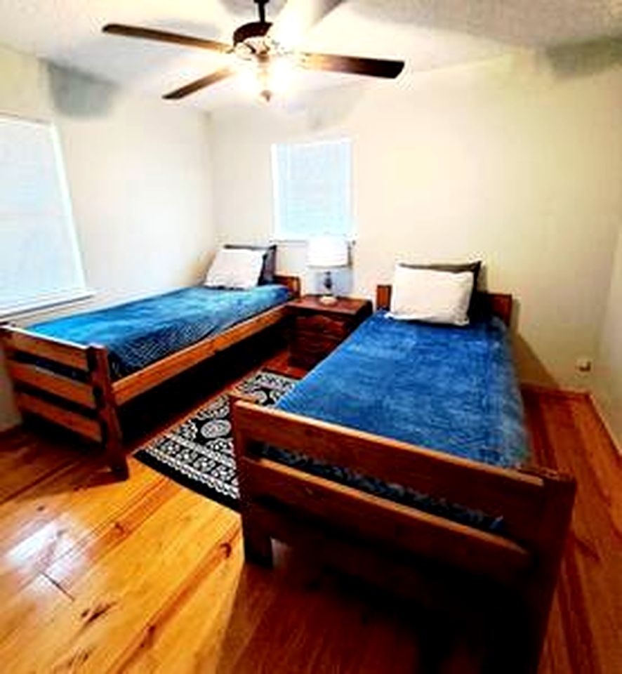 Lakefront Family Cabin with Jacuzzi, Fire Pit and Yard in Texas