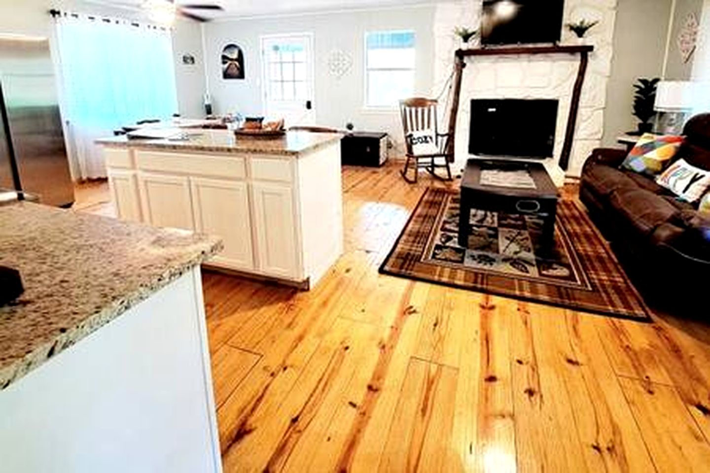 Lakefront Family Cabin with Jacuzzi, Fire Pit and Yard in Texas