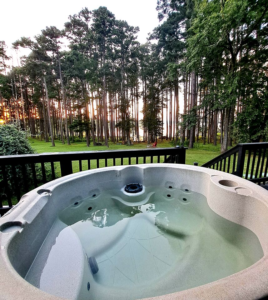 Rustic Lake Cottage with Fire Pit and Hot-Tub Great for Outdoor Lovers in Texas