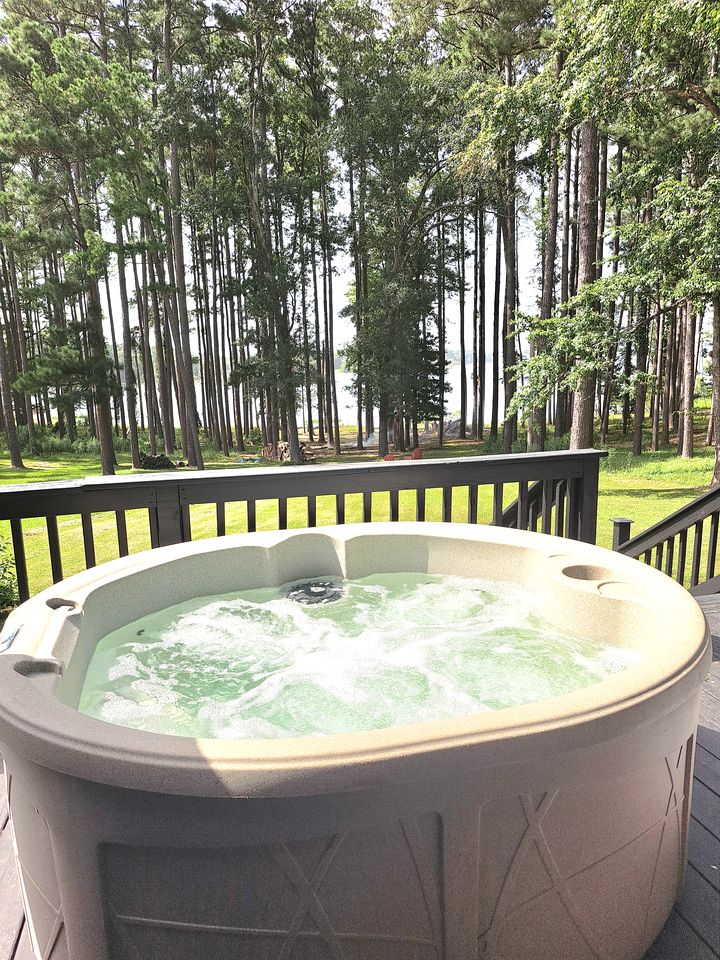 Rustic Lake Cottage with Fire Pit and Hot-Tub Great for Outdoor Lovers in Texas