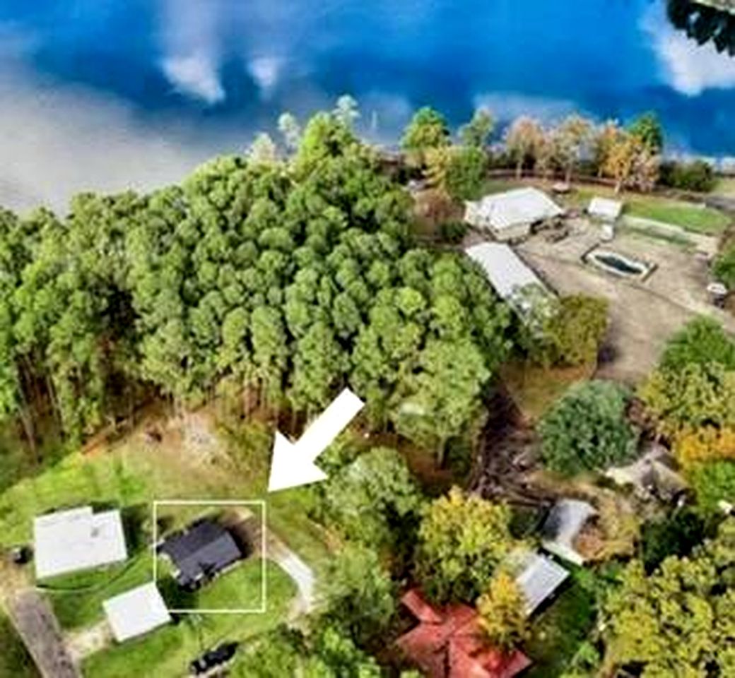 Rustic Lake Cottage with Fire Pit and Hot-Tub Great for Outdoor Lovers in Texas