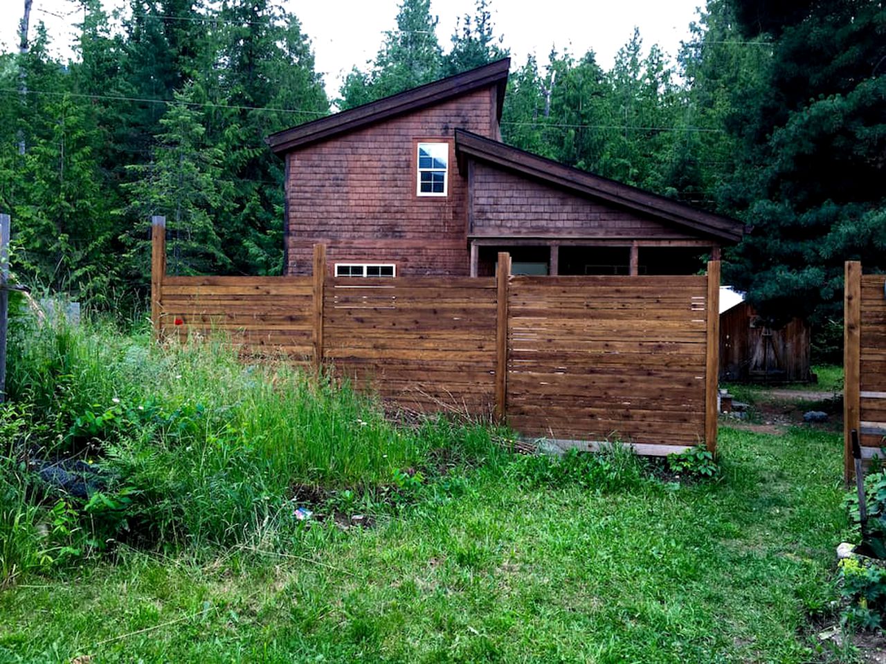 Bright Mountain Cabin Rental with Incredible Views of the Rockies, British Columbia