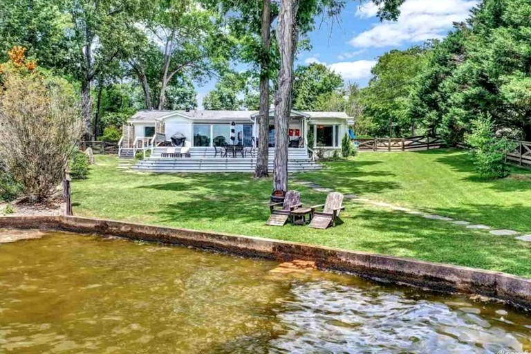 Spacious Lakefront House with Deck & EV Charging Near Oaklawn Casino in Hot Springs, AR