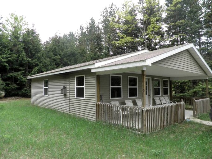 Rustic, Pet Friendly Cabin Ideal For Outdoor Family Activities by Manistee National Forest and Lake Cadillac & Lake Mitchell, Michigan