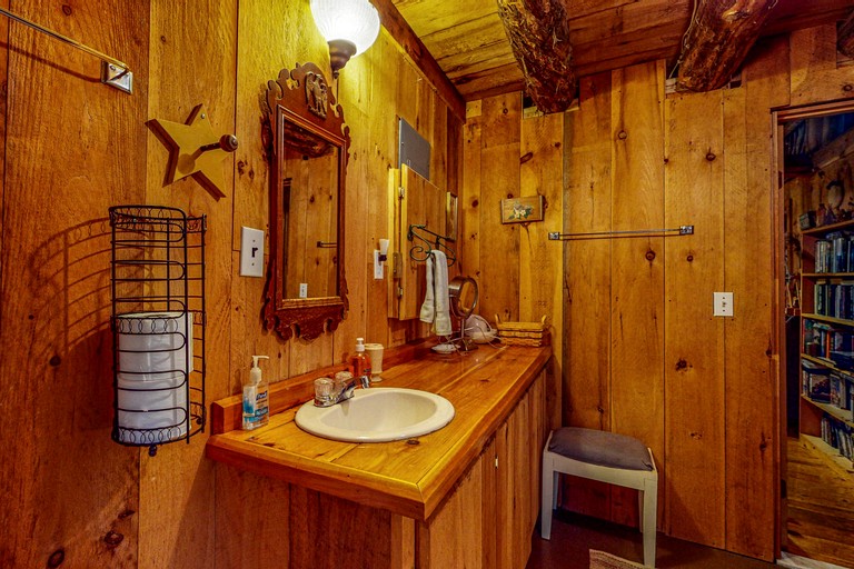 Cabins (United States of America, Monson, Maine)