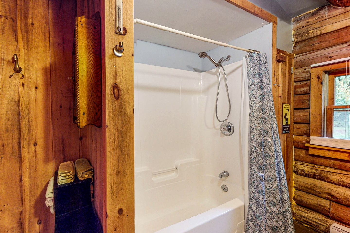 Amazing Lakefront Wooden Cabin in Monson, Maine